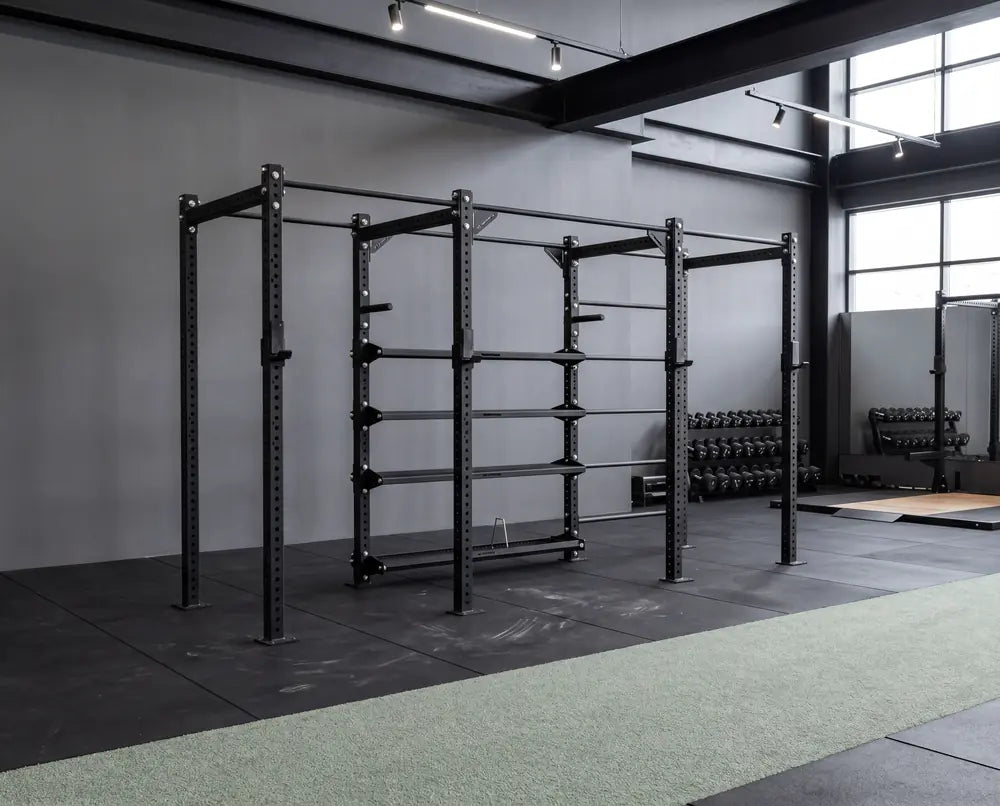 A-Line Functional Tower Basic in Athletik-Gym mit Kurzhanteln