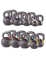 Powder Coated Kettlebell Set Pro – 16 schwarze Gusseisen-Kettlebells paarweise in zwei Reihen aufgestellt, Paare nach Grösse von 4 bis 32 kg gestaffelt, jede mit farbigem Ring am Griffansatz zur Gewichtskennzeichnung und geprägtem cross equip Logo auf der Kugel