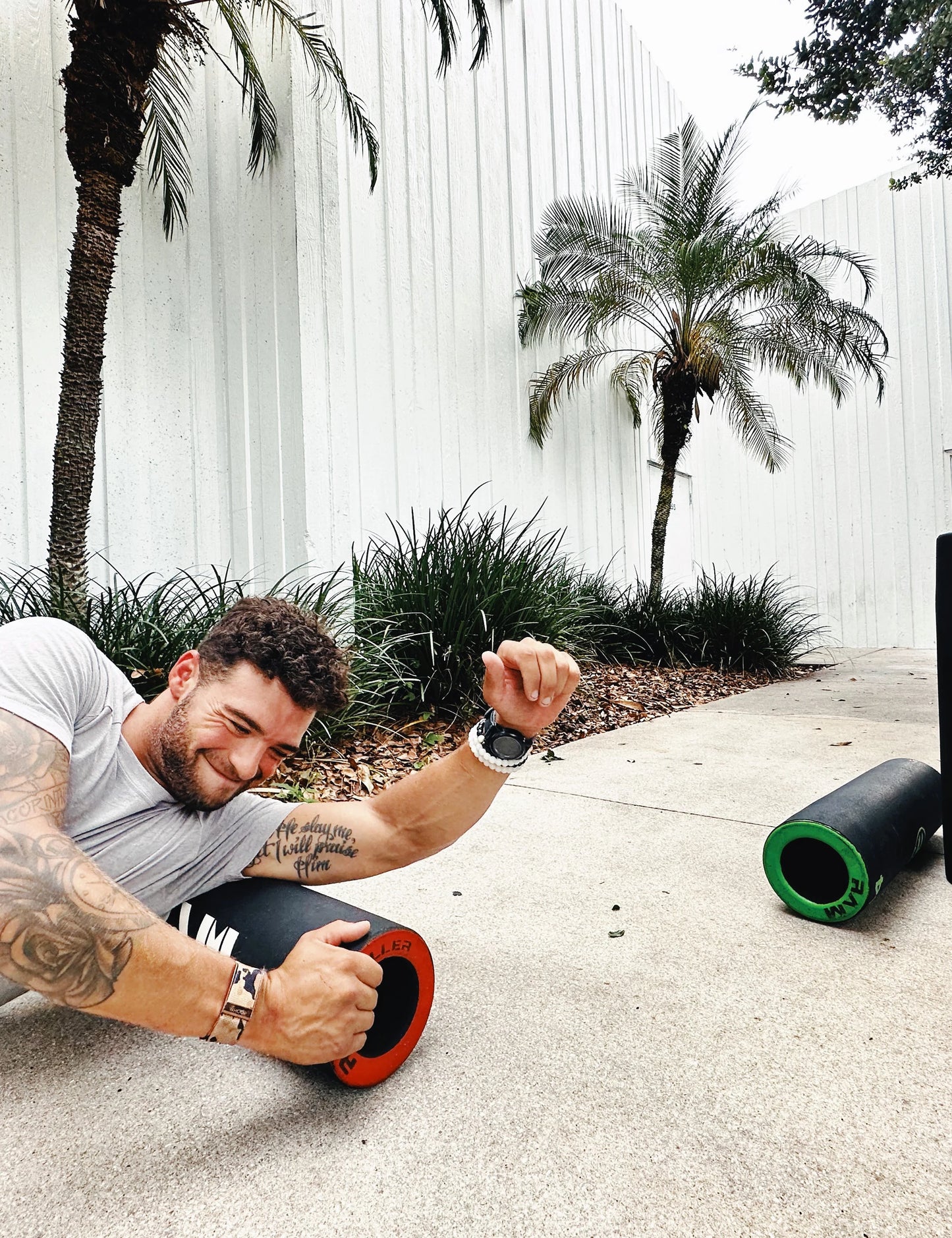 RAM von RAMfit im Outdoor-Einsatz – Athlet rollt mit dem RAM die Faszien für Recovery und Mobility – cross equip
