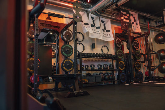 A-Lab Gym - A-Line Power Rack mit Bumper Plates, Kettlebells und HYROX Wimpeln - cross equip Showcase