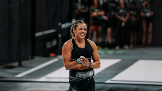Aline Wirz lacht auf dem Competition Floor des MAD Fitness Festivals