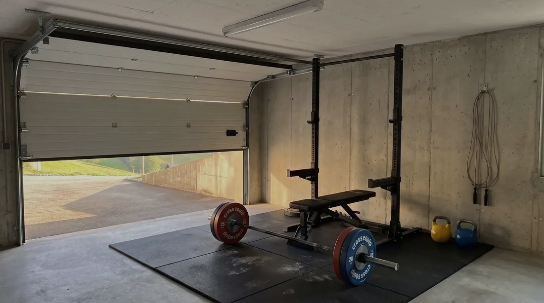Garage Gym mit Squat Rack, Langhantel mit farbigen cross equip Bumper Plates und Gummiboden – Garagentor halb offen