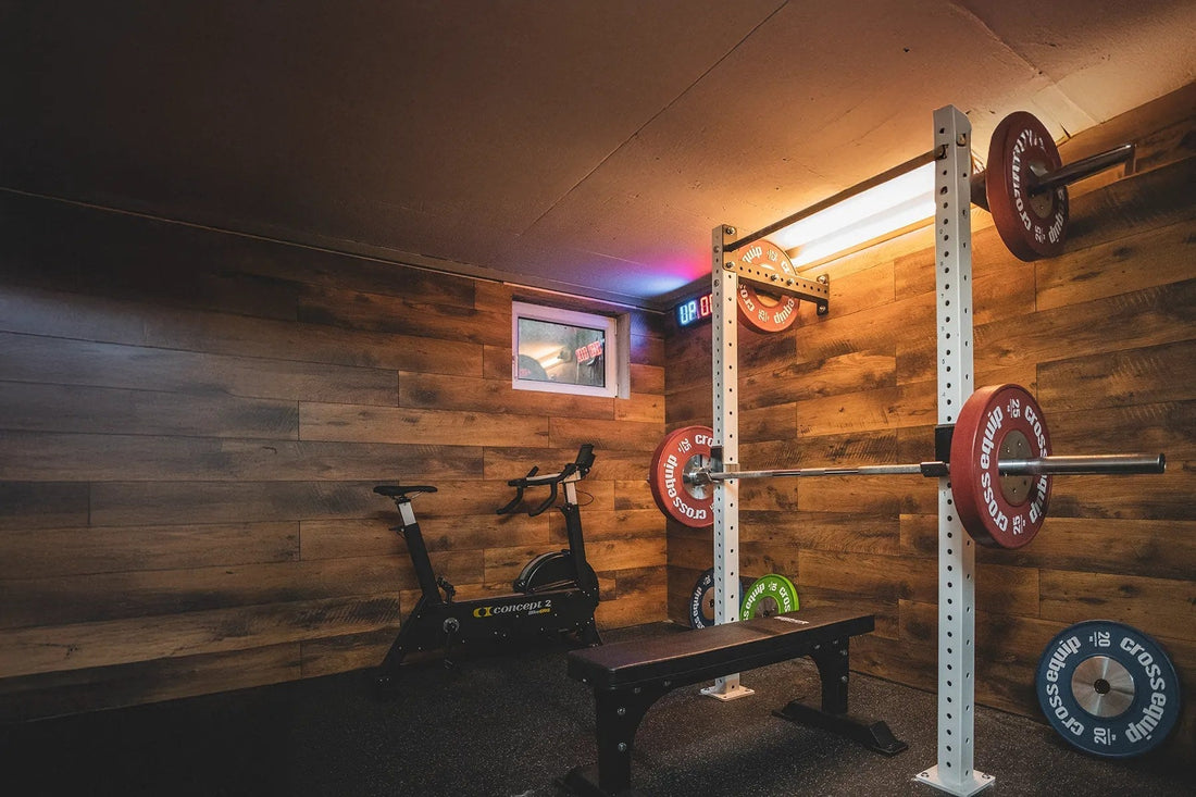 Home Gym im Keller mit cross equip Power Rack, roten Bumper Plates und Concept2 Bike