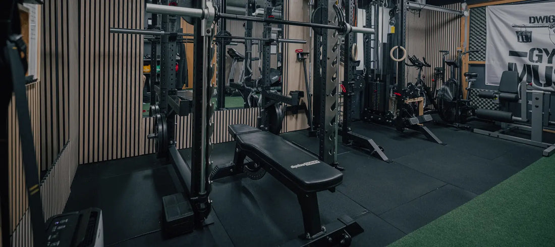cross equip Flachbank im Power Rack eines Schweizer Home Gyms mit Gummiboden und Langhantel in den Ablagehaken
