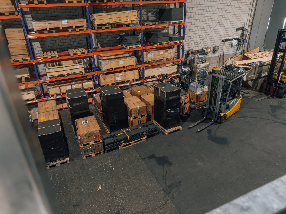 Kommissioniertes cross equip Equipment im Lager, bereit zum Verlad für die Jurassic Games