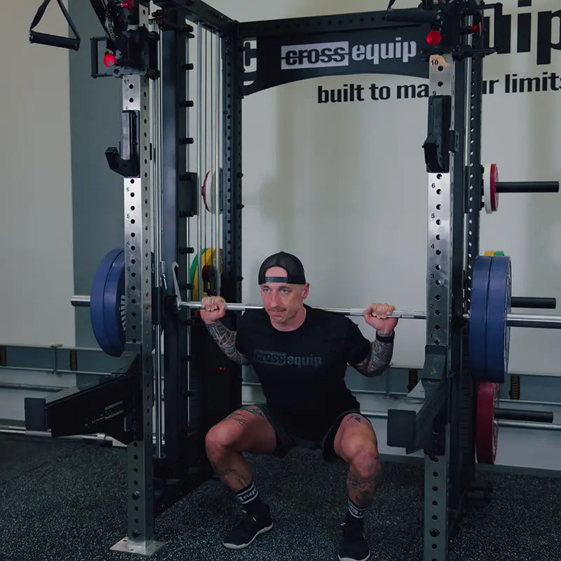 Athlet führt Back Squat im cross equip Power Rack aus – Frontansicht mit beladenem Barbell