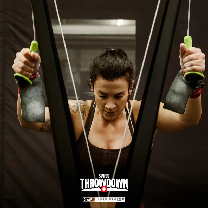Athletin mit Gymnastic Grips und Kreide beim Swiss Throwdown CrossFit Event
