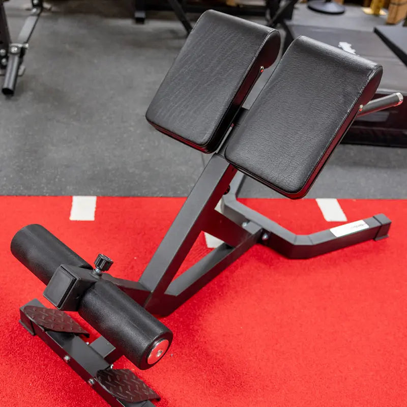 cross equip ECO Roman Chair – schwarzes Hyperextension-Gerät mit gepolsterter Ablage und Fußhalterung