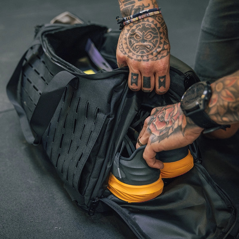 Cross Equip Hybrid Bag wird mit Turnschuhen und Zubehör gepackt