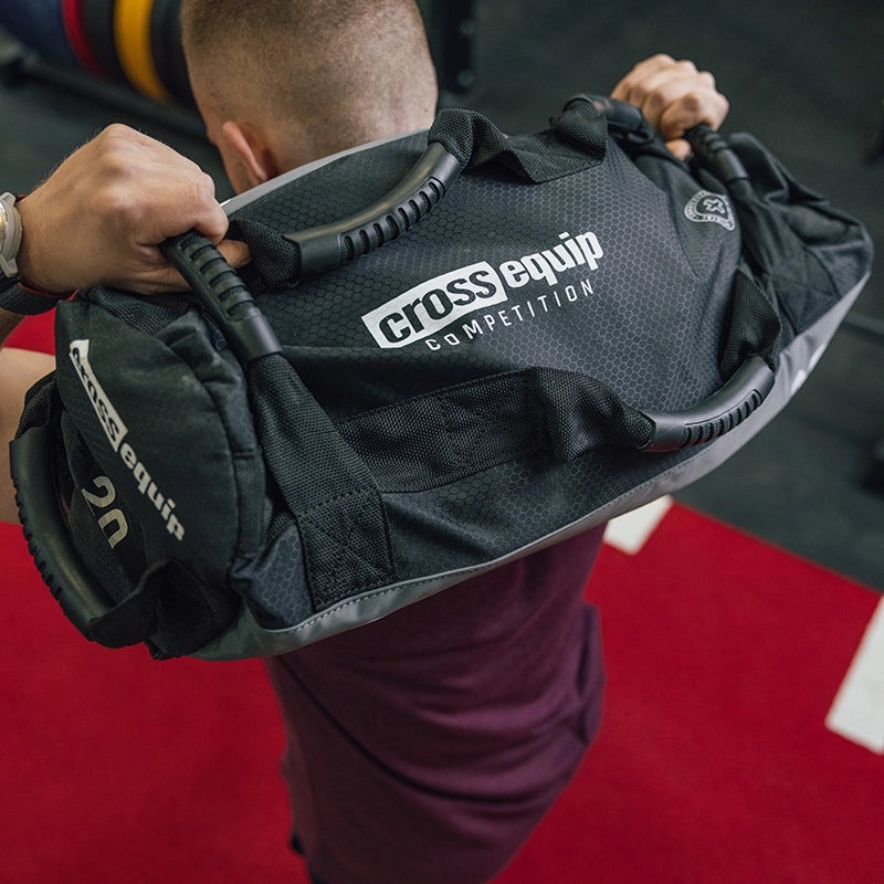 Cross Equip Competition Sandbag 20kg mit Logo wird über Schulter getragen