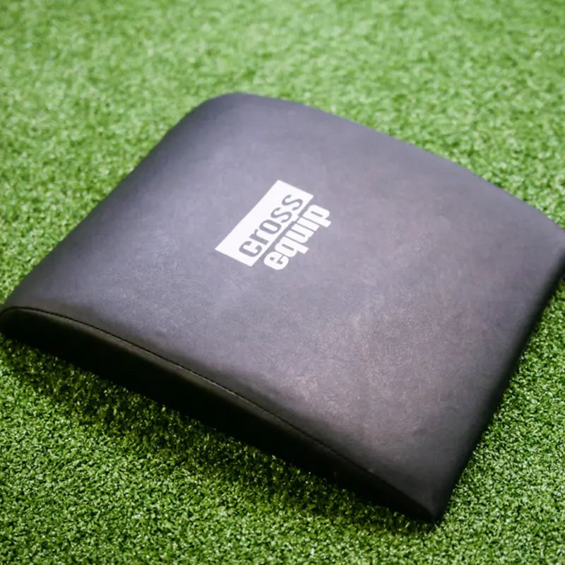 Schwarzes Cross Equip Sit-Up-Kissen auf Kunstrasen – ergonomisch geformt für Bauchmuskeltraining