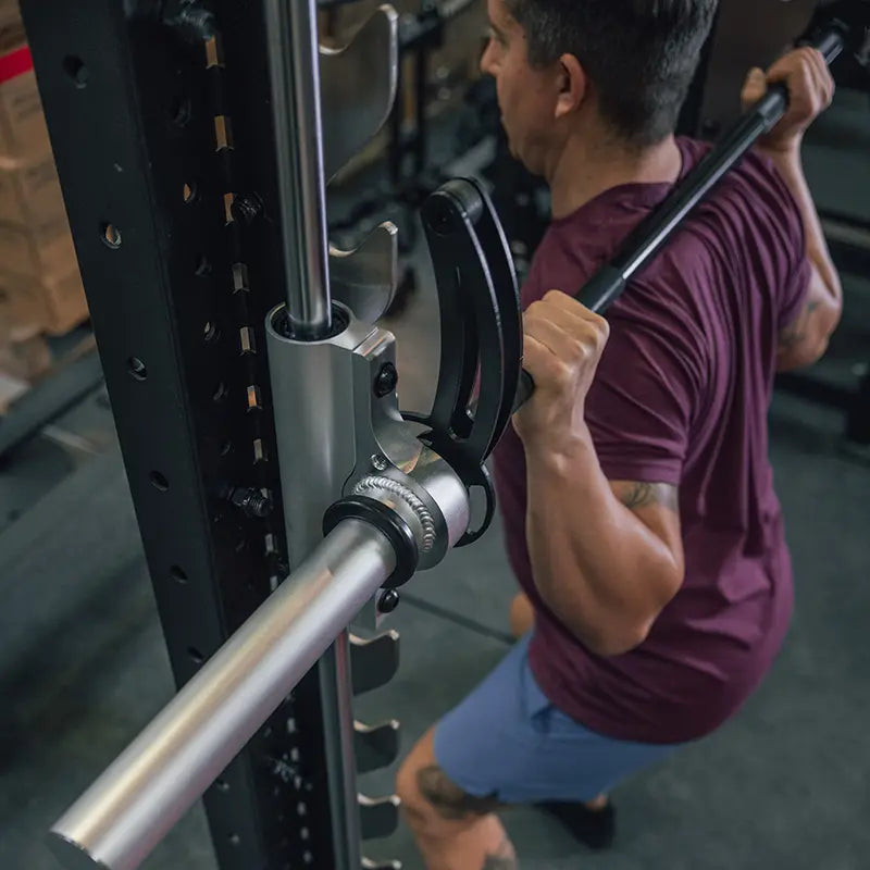 Detailansicht der Führungsschiene und des Hakenarms einer cross equip Smith Machine beim Back Squat