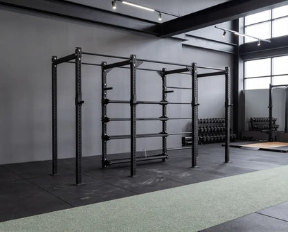 A-Line Functional Tower Basic in Athletik-Gym mit Kurzhanteln