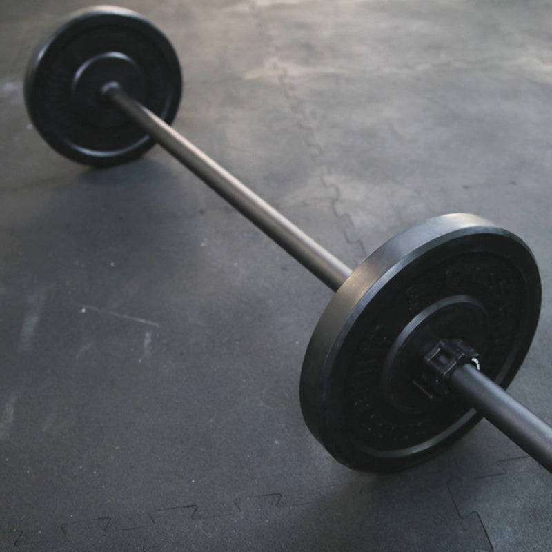 Cross Equip Axle Bar mit Gewichtsscheiben auf Gym-Bodenmatte
