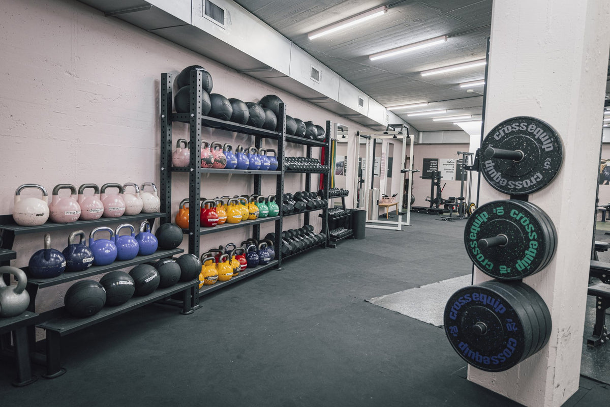 Storage-Regale mit Kettlebells und Bumper Plates von cross equip im Balboa Underground