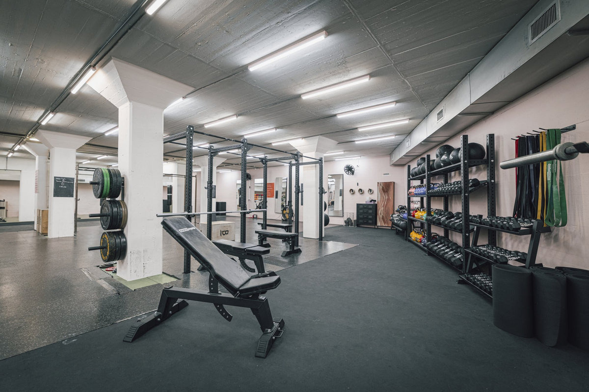 Verstellbare Hantelbank, Rig und Storage-Wand von cross equip im Balboa Underground