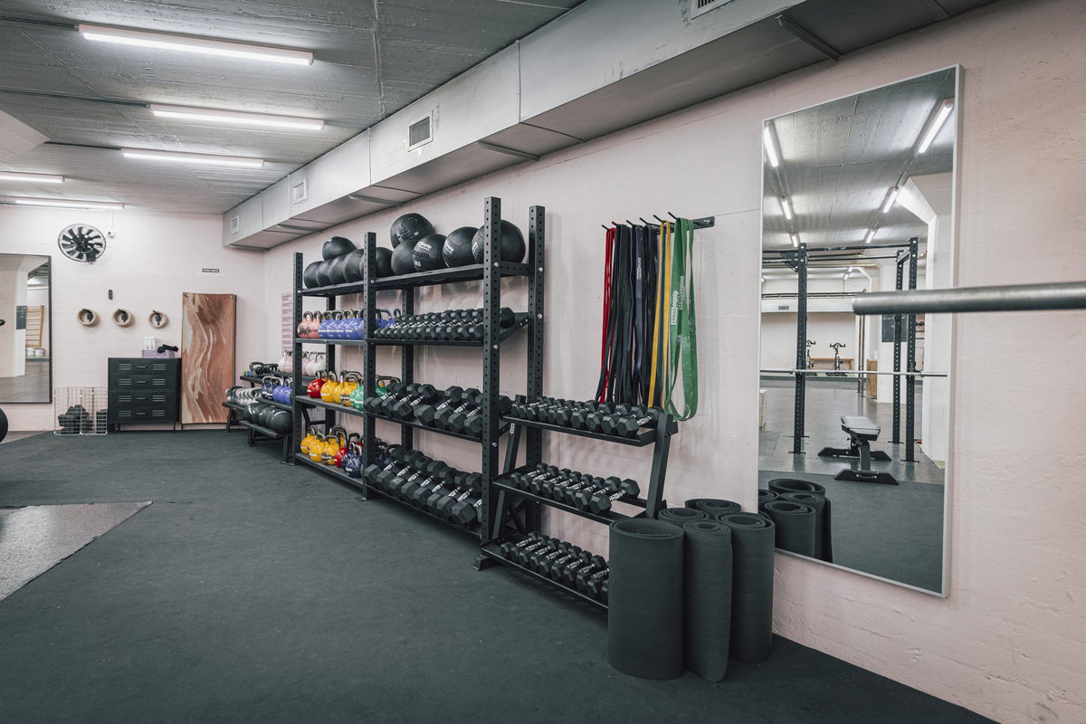 Storage-Regal mit Kurzhanteln, Medizinbällen und Bändern im Balboa Underground