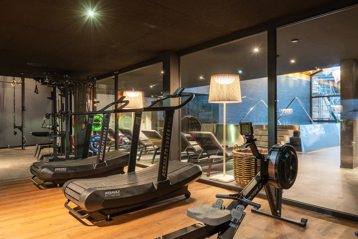 Curved Treadmills und Rudergeraet im Hotel Welschen Zermatt mit Blick in den Wellnessbereich
