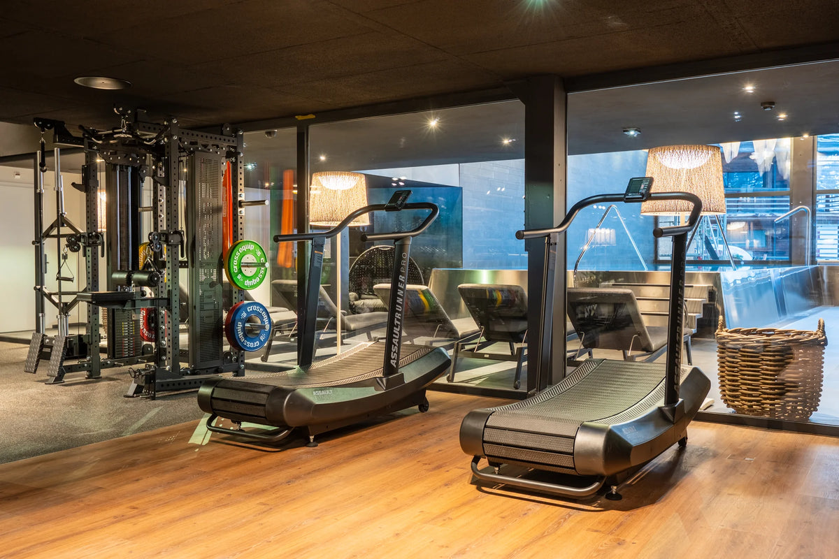 Zwei Curved Treadmills und Funktionsstation im 96 m2 grossen Gym des Hotel Welschen Zermatt