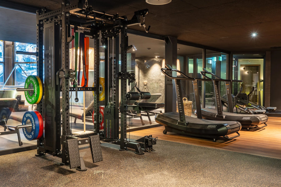Gym im Hotel Welschen Zermatt mit Rack, Kabelzug und cross equip Bumper Plates
