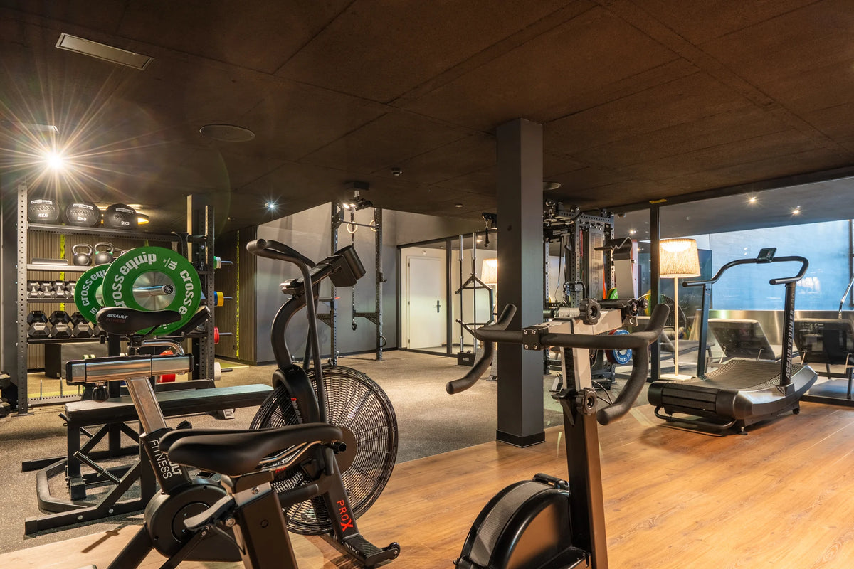 Trainingsflaeche im Hotel Welschen Zermatt mit cross equip Bumper Plates, Kettlebells und Air Bikes