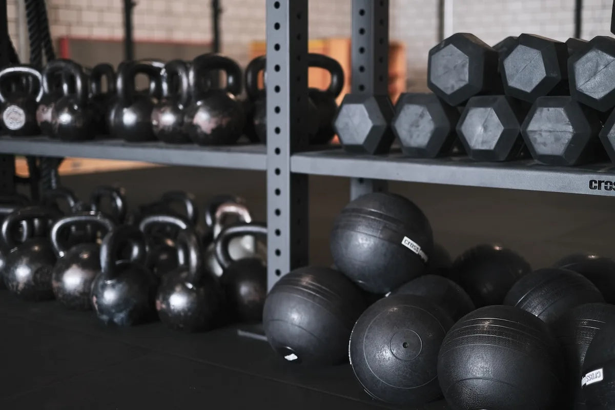Kettlebells, Kurzhanteln und Slam Balls im cross equip Materialgestell bei CrossFit Capricorn