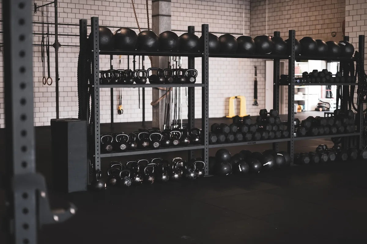 Materialgestell mit Wall Balls, Kettlebells und Kurzhanteln bei CrossFit Capricorn