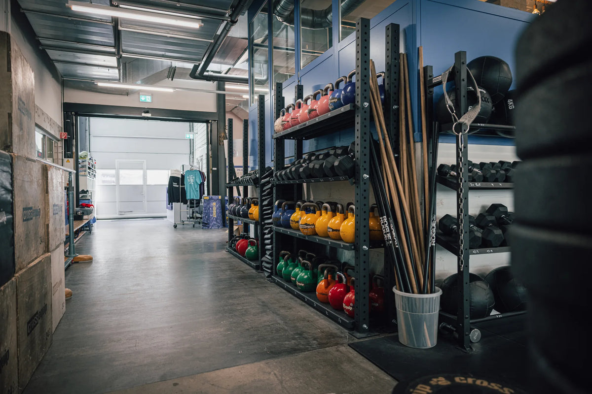 Kettlebell-Regal und Wall Balls im Trainingsraum von CrossFit Limmatstadt in Zuerich