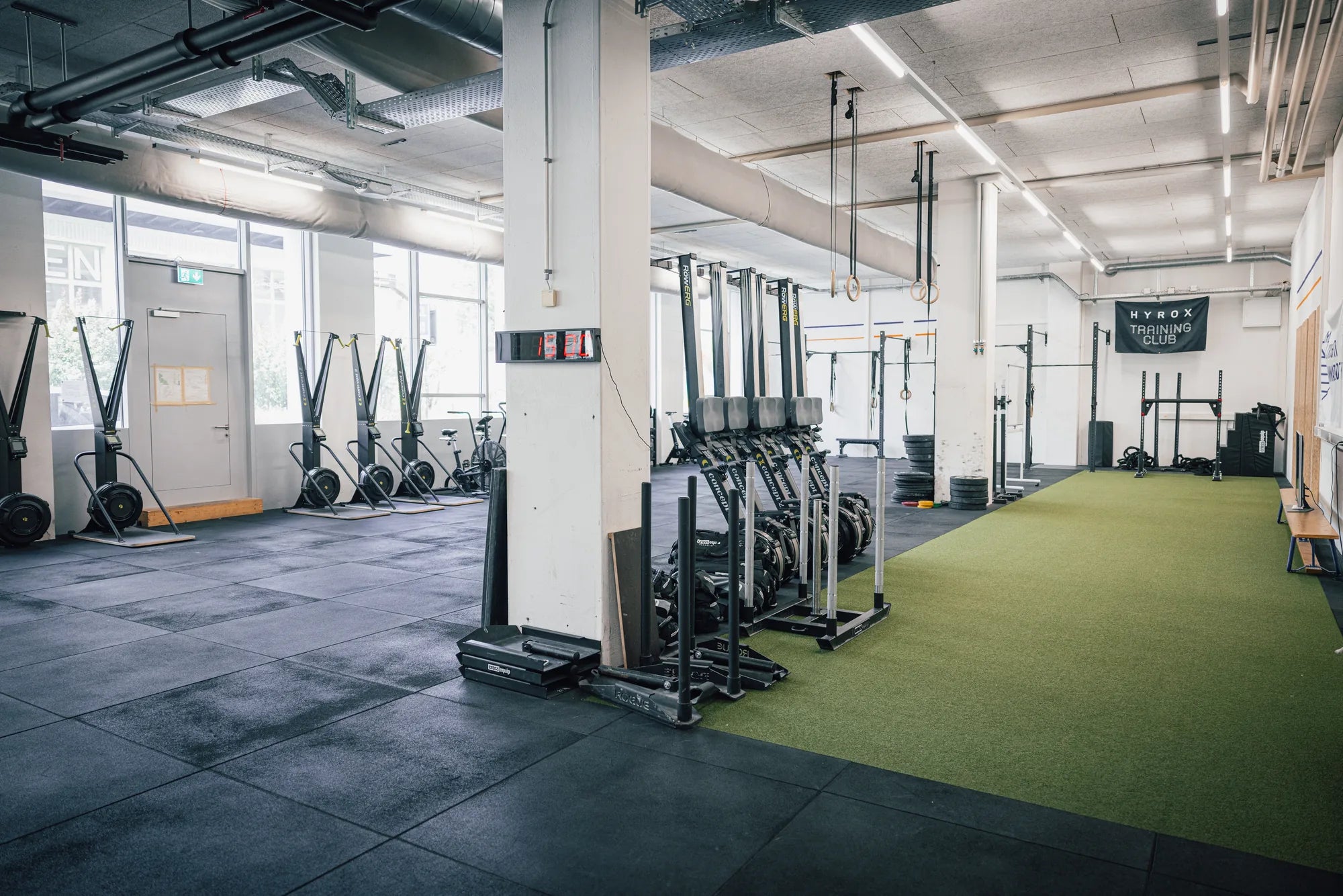 Trainingshalle von CrossFit Limmatstadt in Zuerich mit Rig und Turf-Bahn, ausgestattet von cross equip