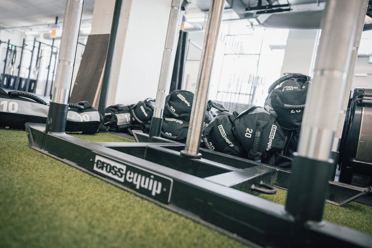 Sled und Sandbags von cross equip auf dem Turf bei CrossFit Limmatstadt in Zuerich