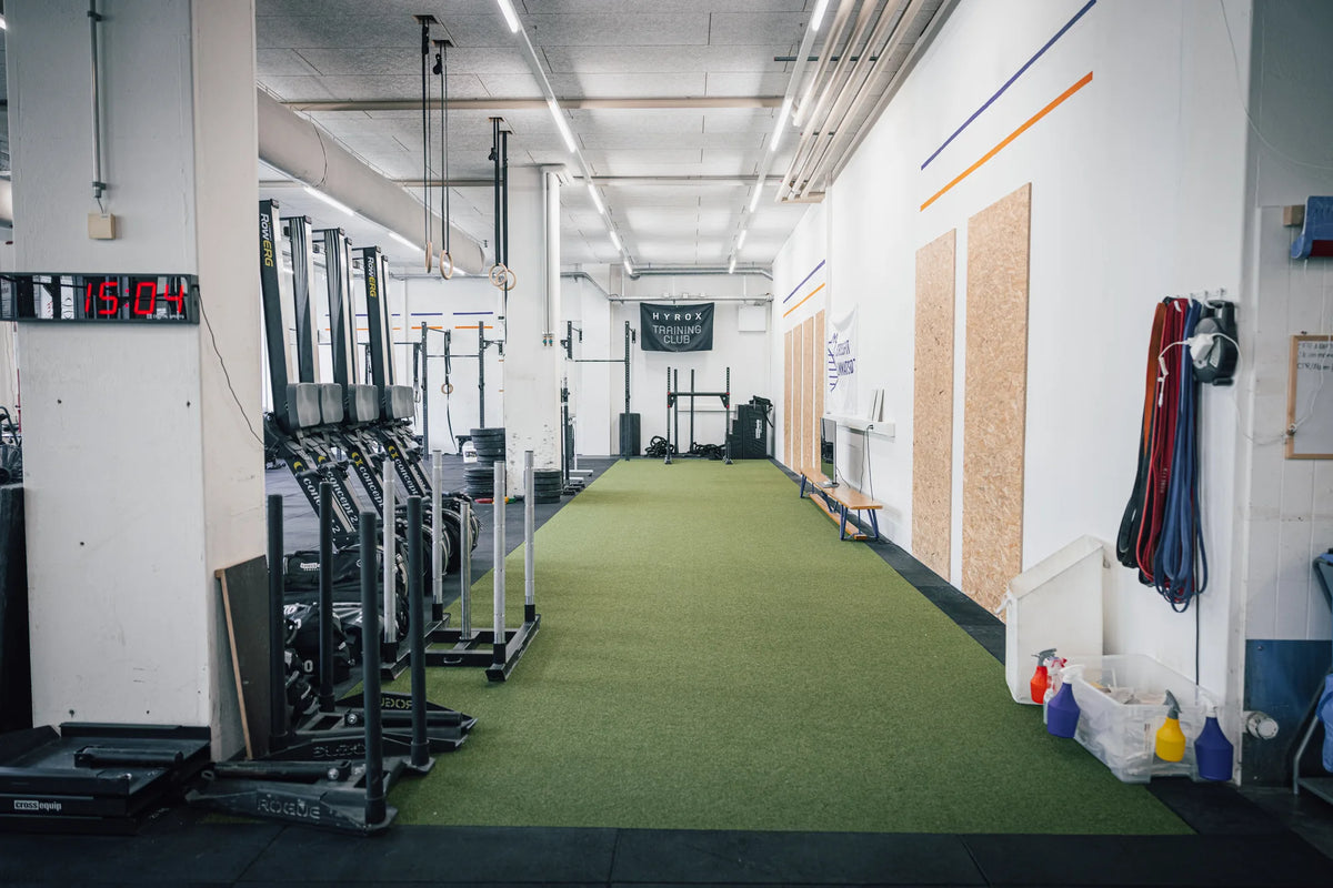 Turf-Bahn mit Sleds fuer Sled Push und Sled Pull bei CrossFit Limmatstadt in Zuerich