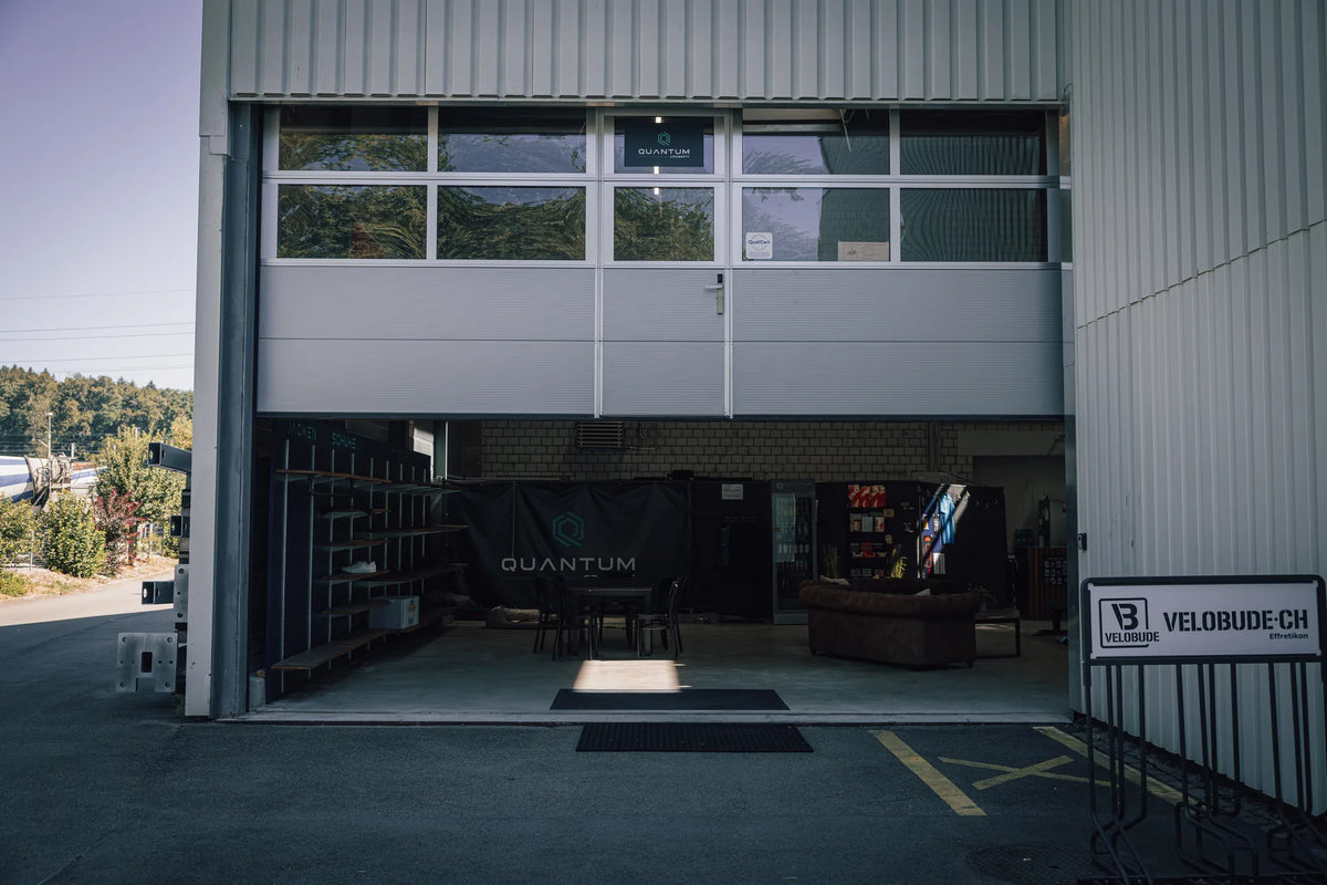 Aussenansicht der Trainingshalle von CrossFit Quantum in Effretikon mit geoeffnetem Tor