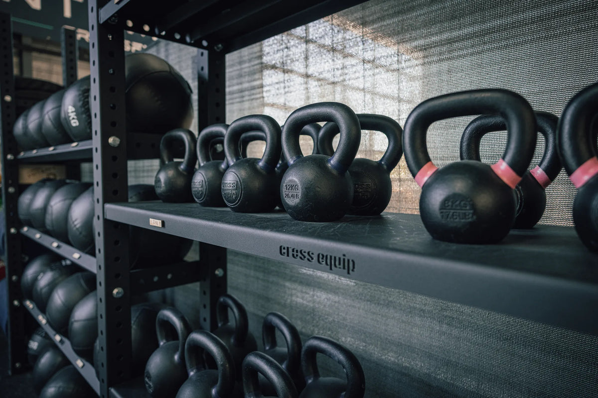 Kettlebells von cross equip auf dem Storage Shelf bei CrossFit Quantum in Effretikon