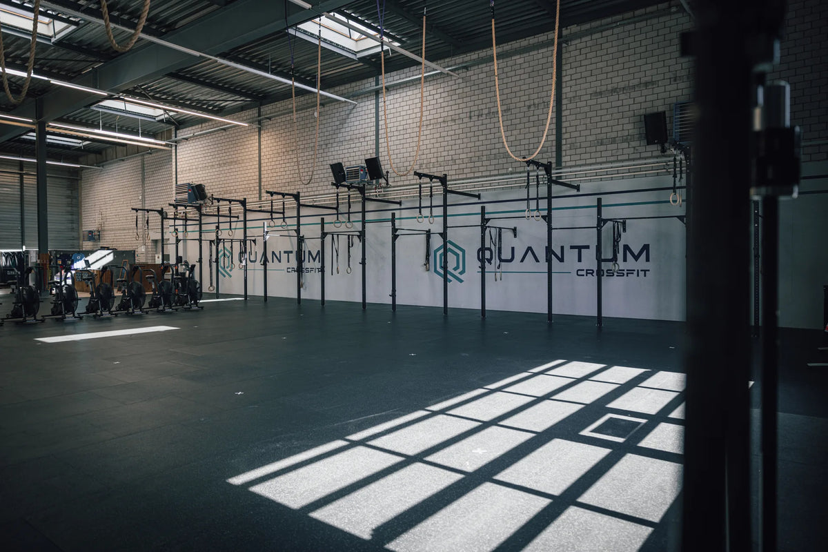 Trainingshalle von CrossFit Quantum in Effretikon mit 25 Meter langem Rig von cross equip