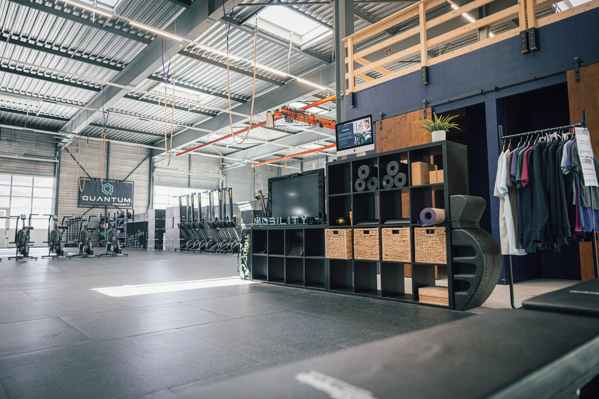 Trainingsflaeche von CrossFit Quantum mit Rig und Storage-Wand von cross equip