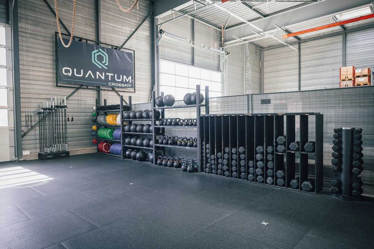Wall Balls und Kettlebells von cross equip im Storage-Regal bei CrossFit Quantum