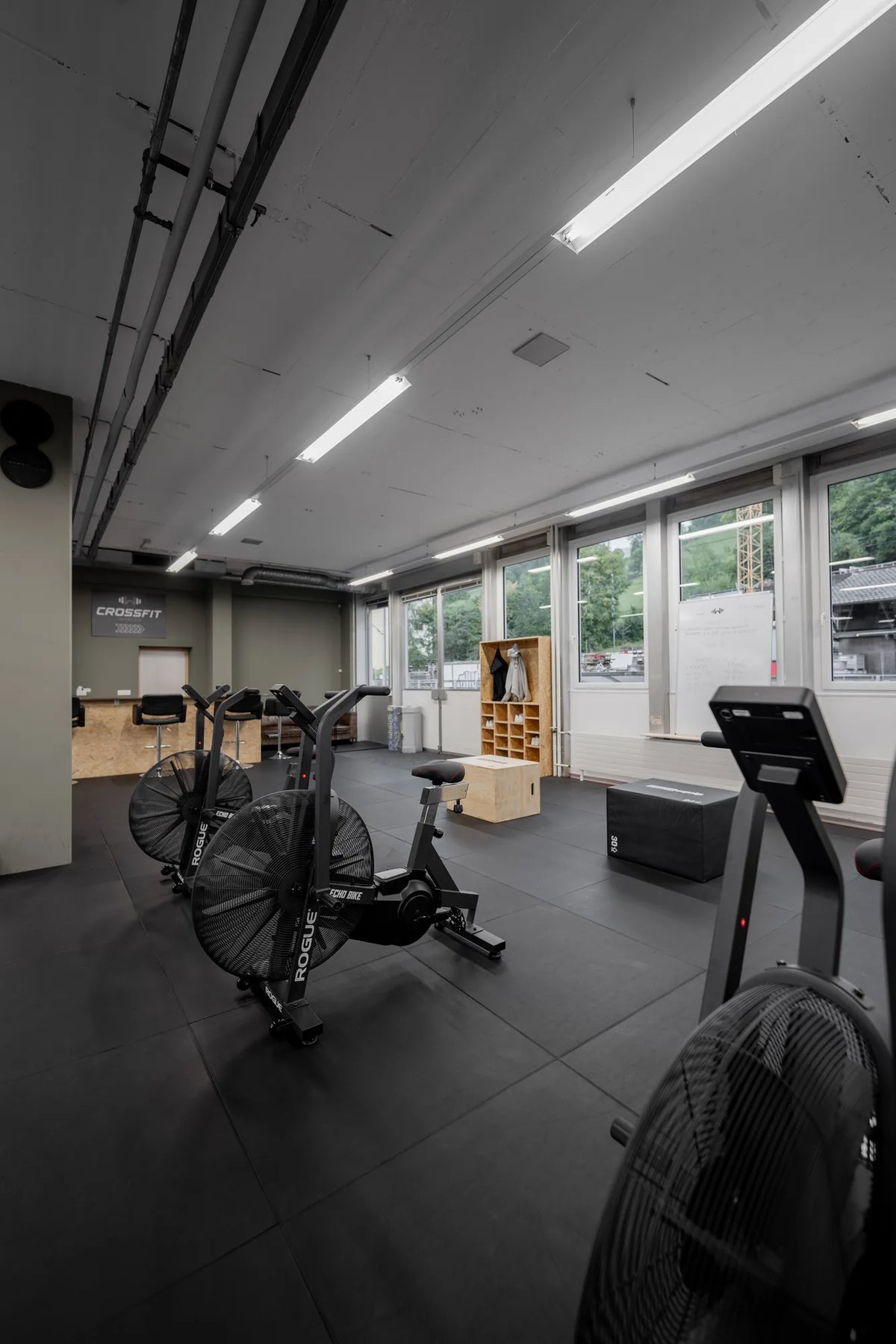 Cardio-Bereich mit Air Bikes bei CrossFit Wabern, ausgestattet von cross equip
