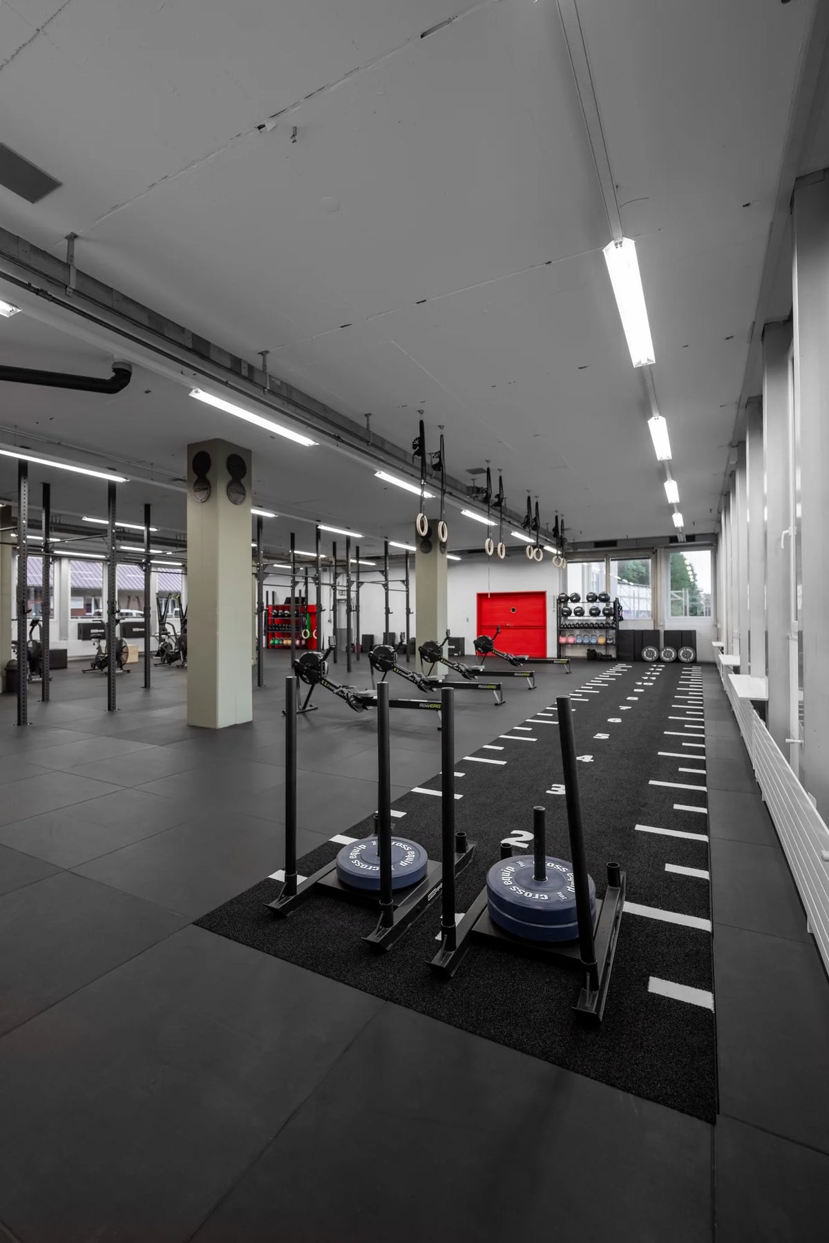 Schlitten-Bahn mit Rudergeräten bei CrossFit Wabern