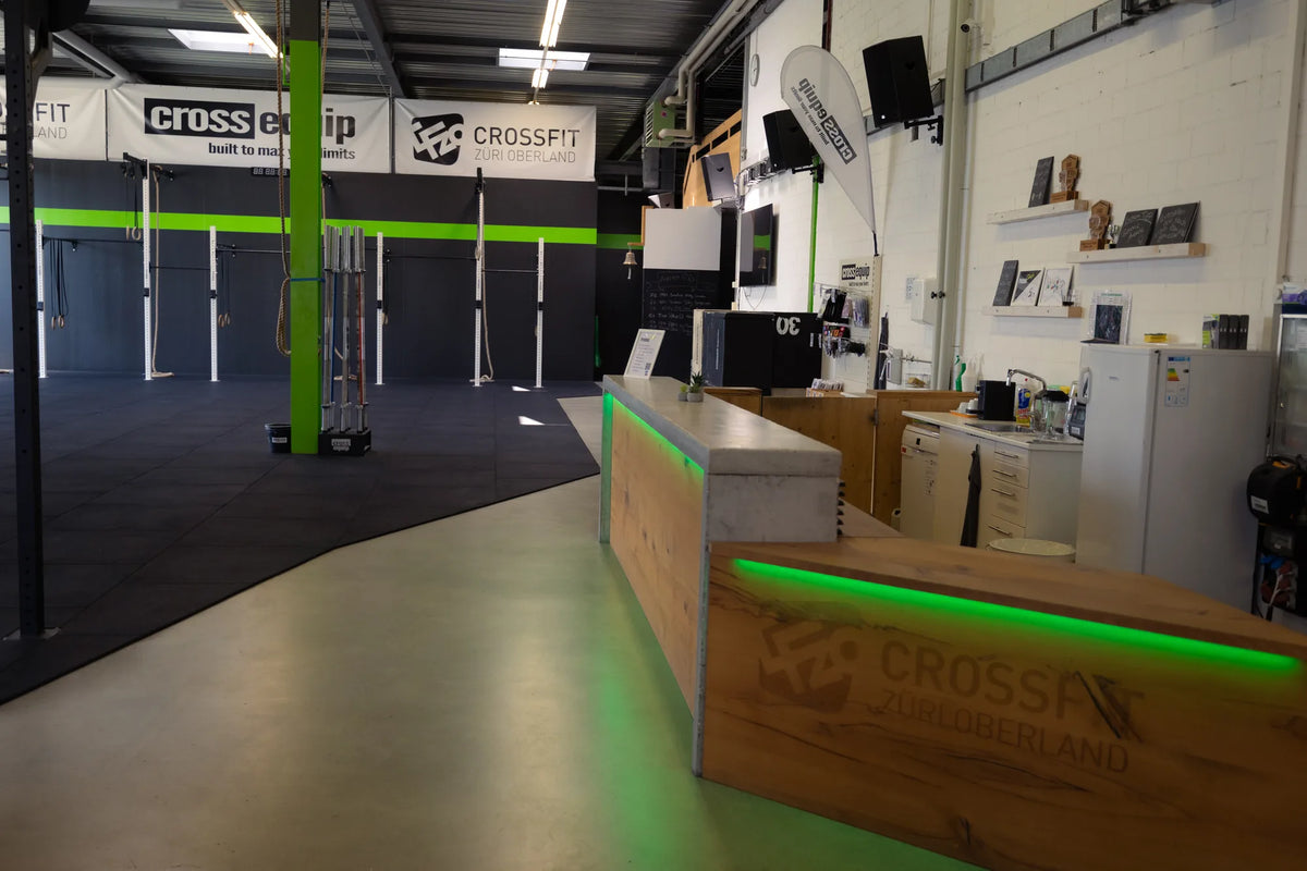 Empfangstheke mit CrossFit Züri Oberland Logo, ausgestattet von cross equip