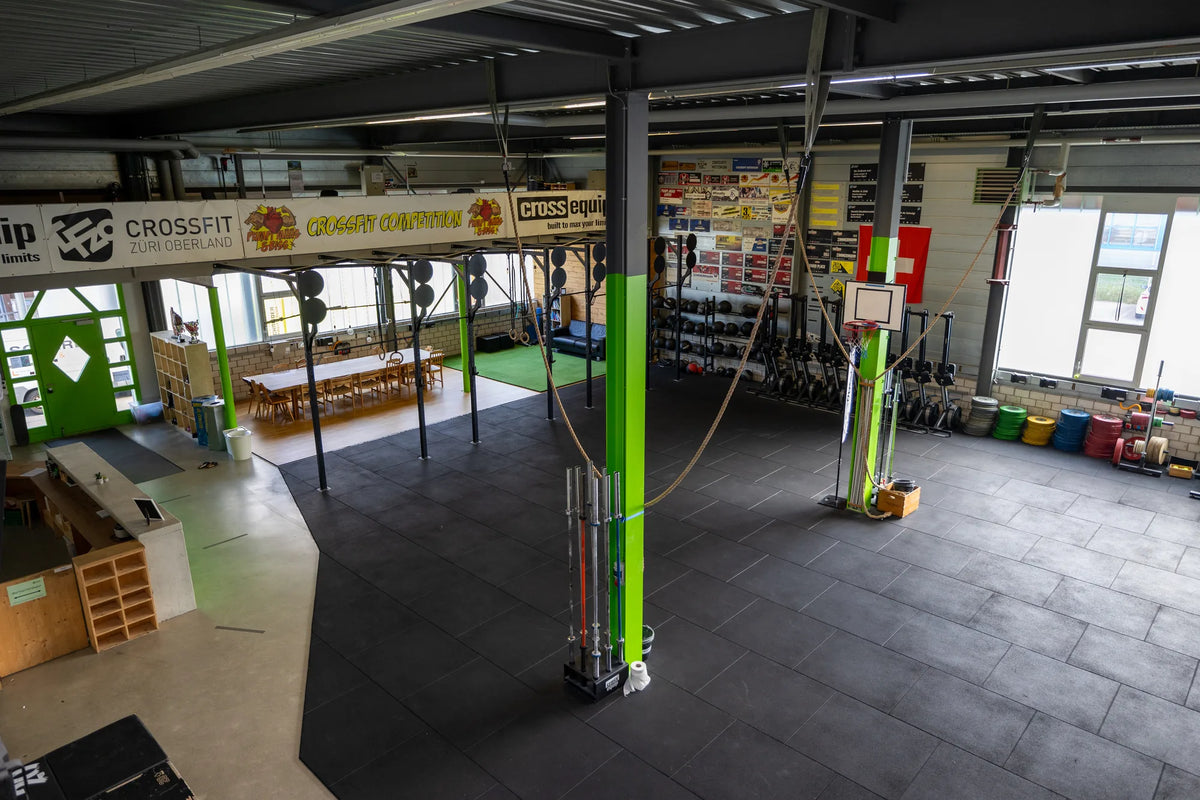 Übersicht der CrossFit Züri Oberland Trainingsfläche mit cross equip Equipment