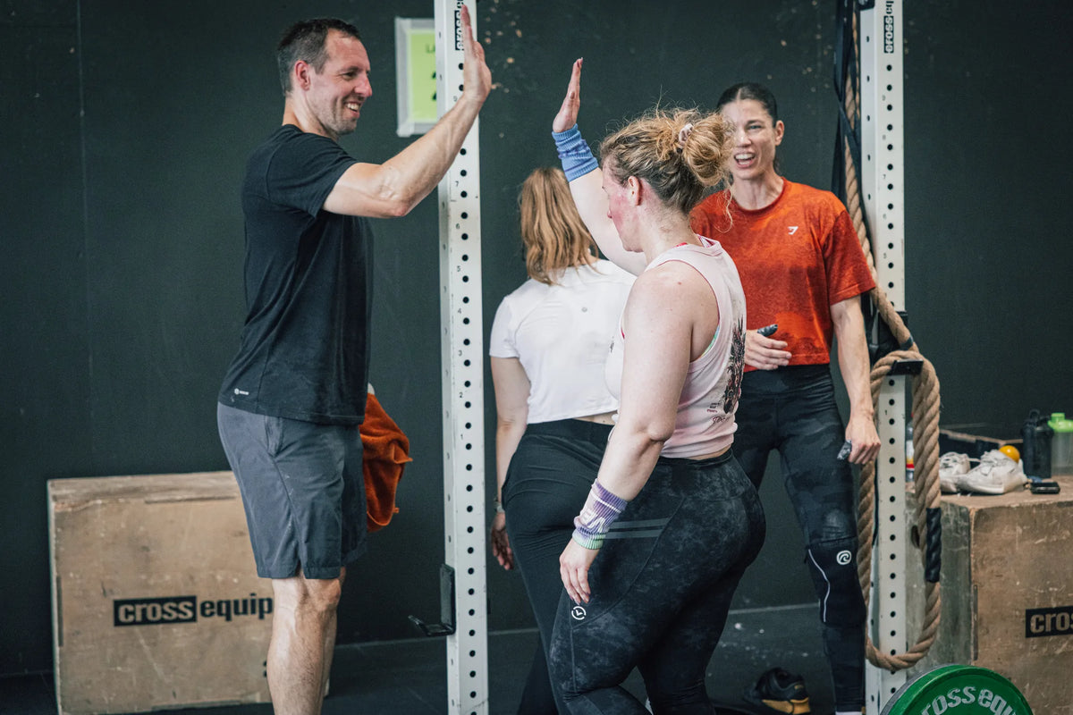 High-Five nach dem Workout im CrossFit Züri Oberland, eingerichtet von cross equip