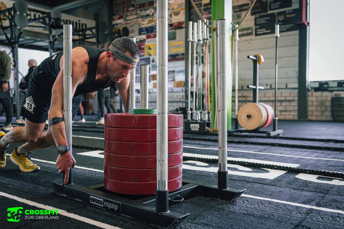 Athlet beim Sled-Push auf dem cross equip Schlitten bei CrossFit Züri Oberland