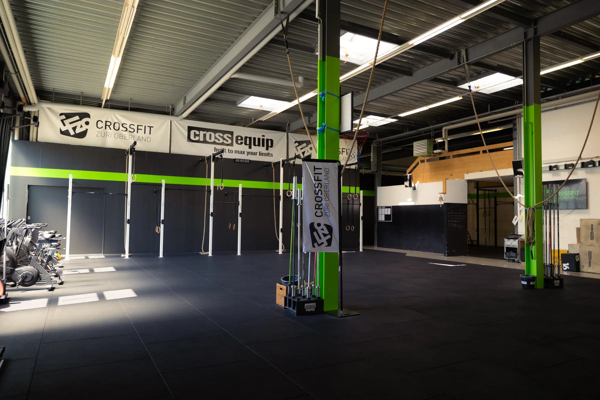 CrossFit Züri Oberland: Grosse Trainingshalle mit cross equip Rigs und Hantelstationen