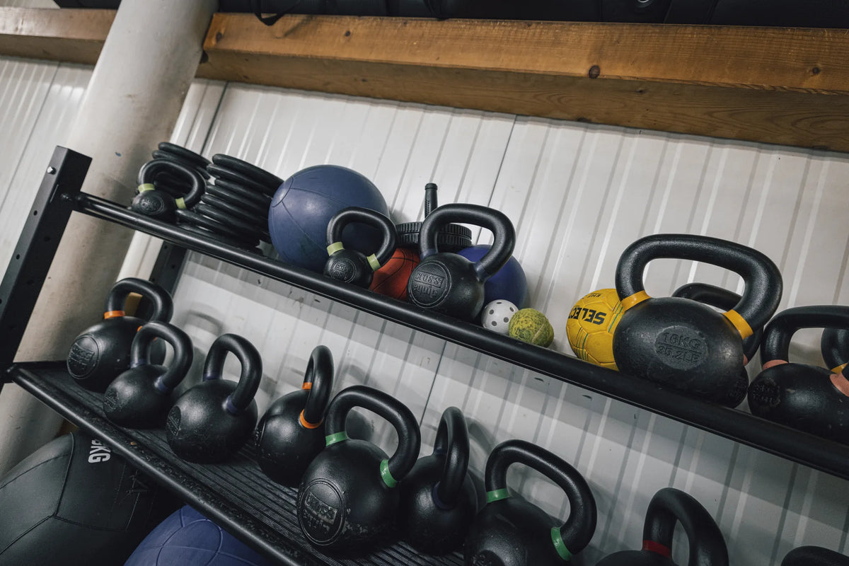 Kettlebells und Medizinbälle im Storage Rack von cross equip