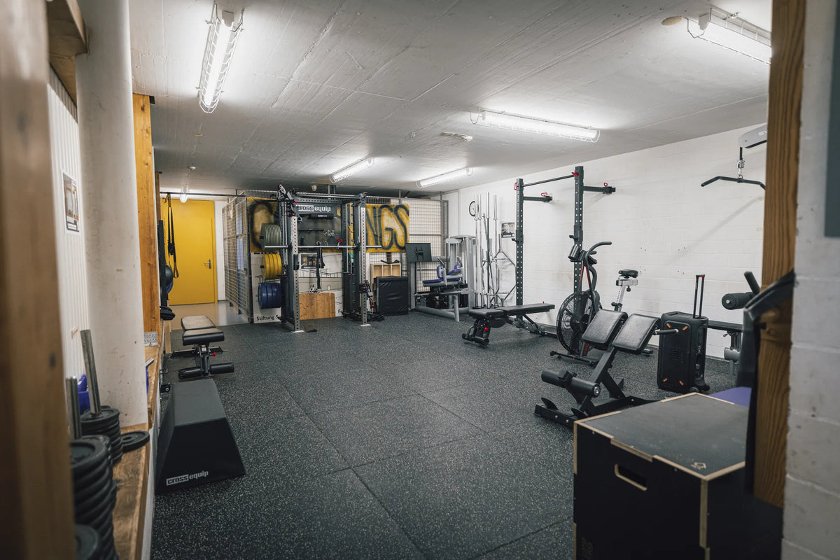 Kraftraum von Handball Stäfa mit Gummiboden, Storage und A-PEX Rack am Ende des Raums