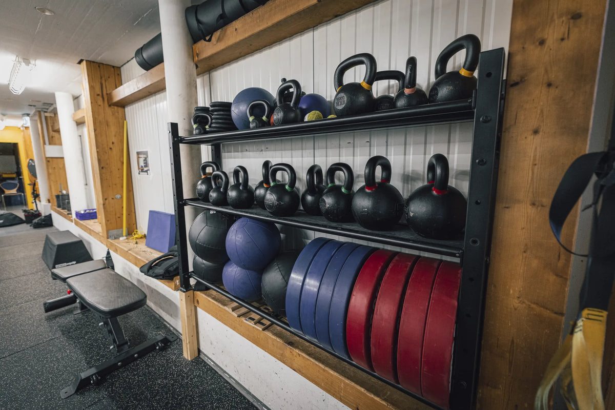 Storage Rack mit Kettlebells, Bällen und Bumper Plates im Kraftraum von Handball Stäfa