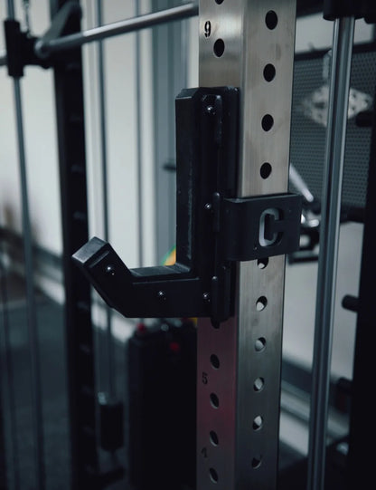 HG J-Hook am A-Line Rack montiert, beidseitig fixiert, mit Kunststoff-Auflage
