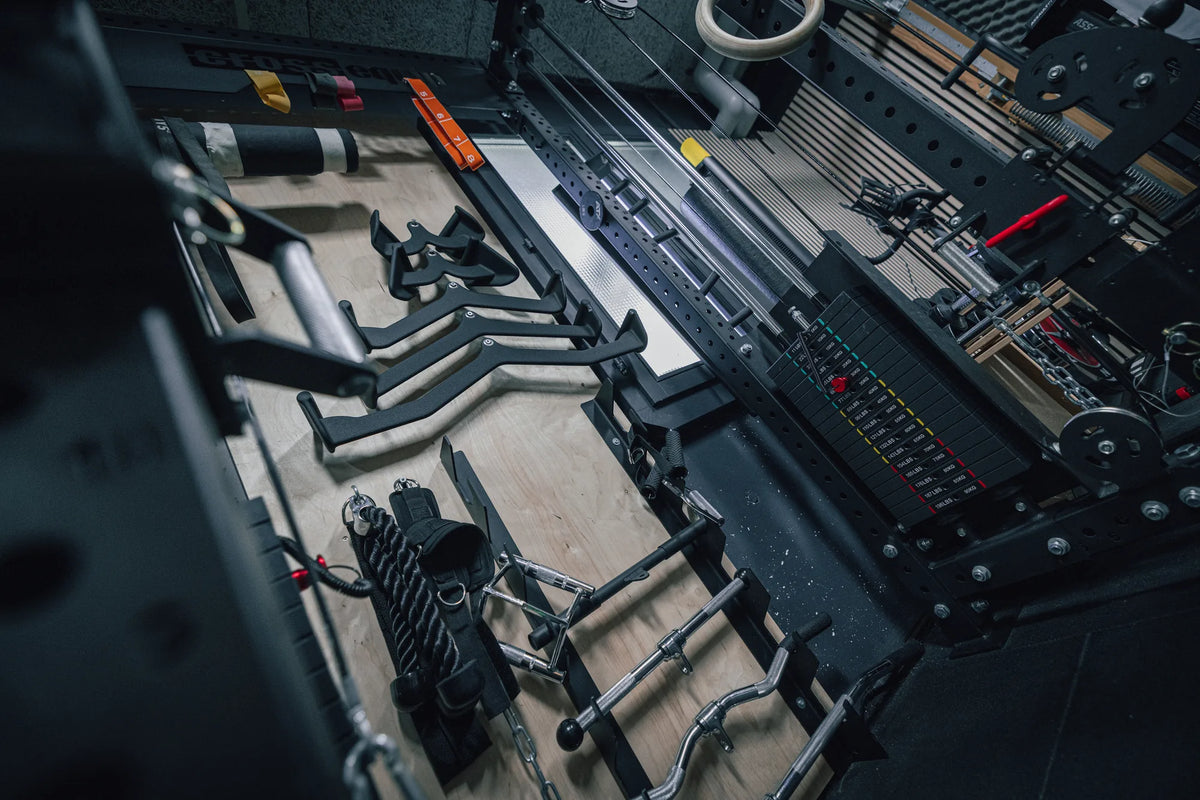 Attachments und Langhantelstangen am Rack im Home Gym in Reichenburg SZ