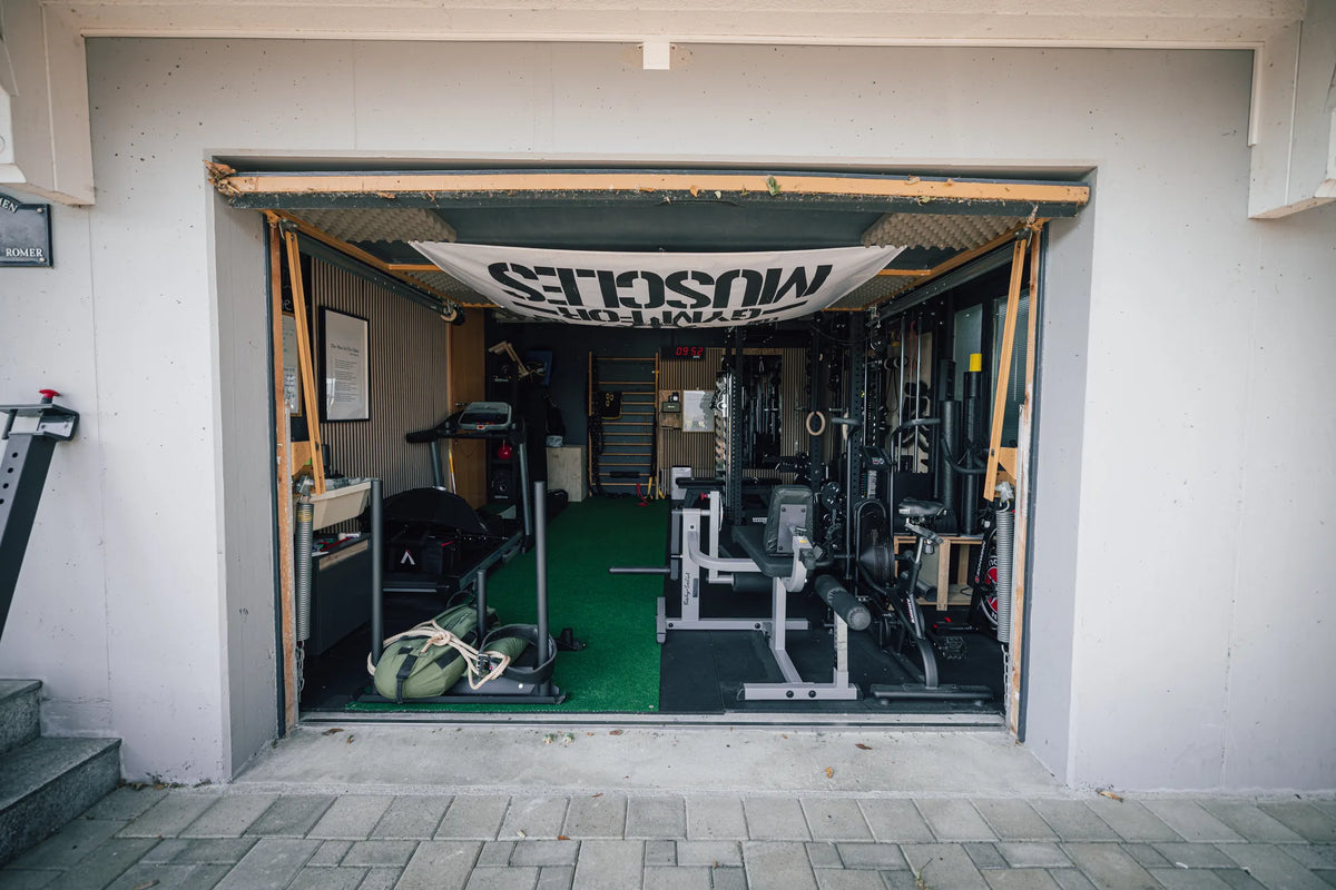 Aussenansicht des Home Gyms in Reichenburg SZ mit geoeffnetem Garagentor