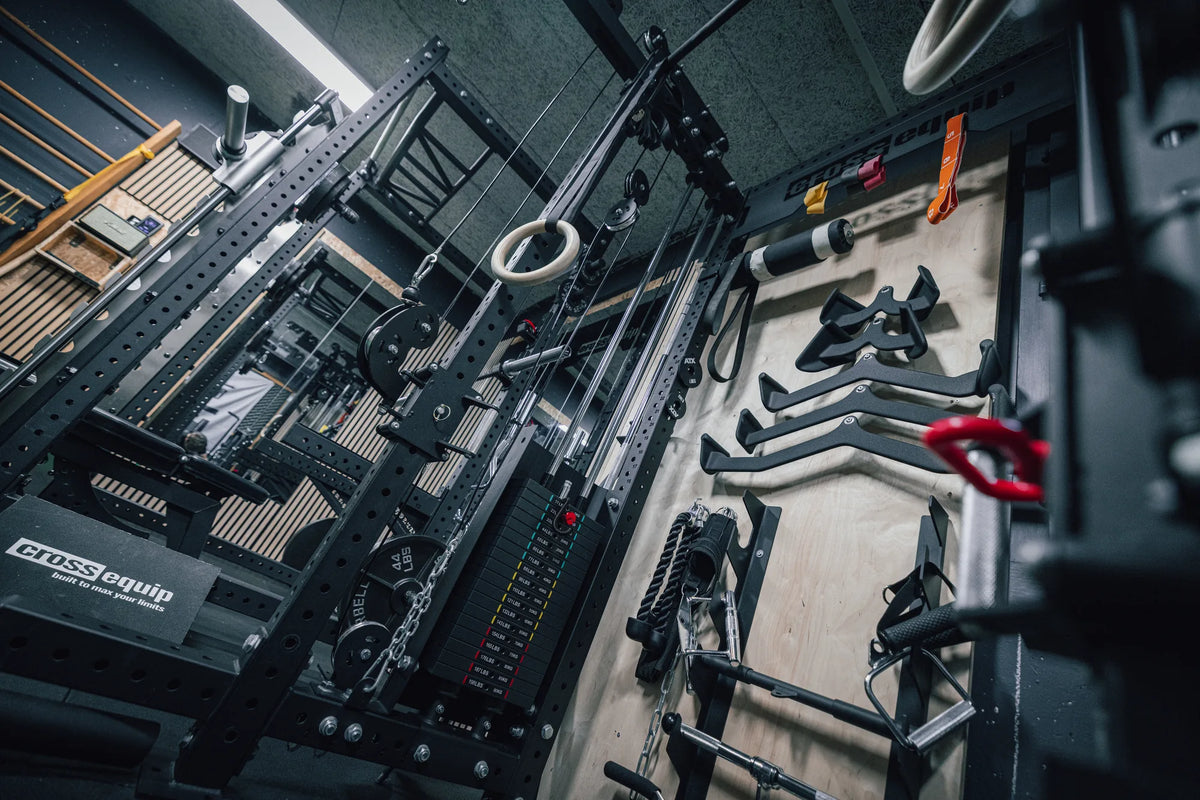 Kabelzug mit Gewichtsstack und Attachment-Wand im Home Gym in Reichenburg SZ